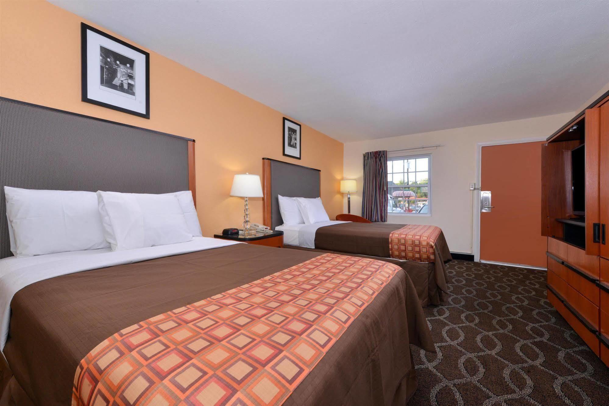 Media Inn & Suites Zewnętrze zdjęcie