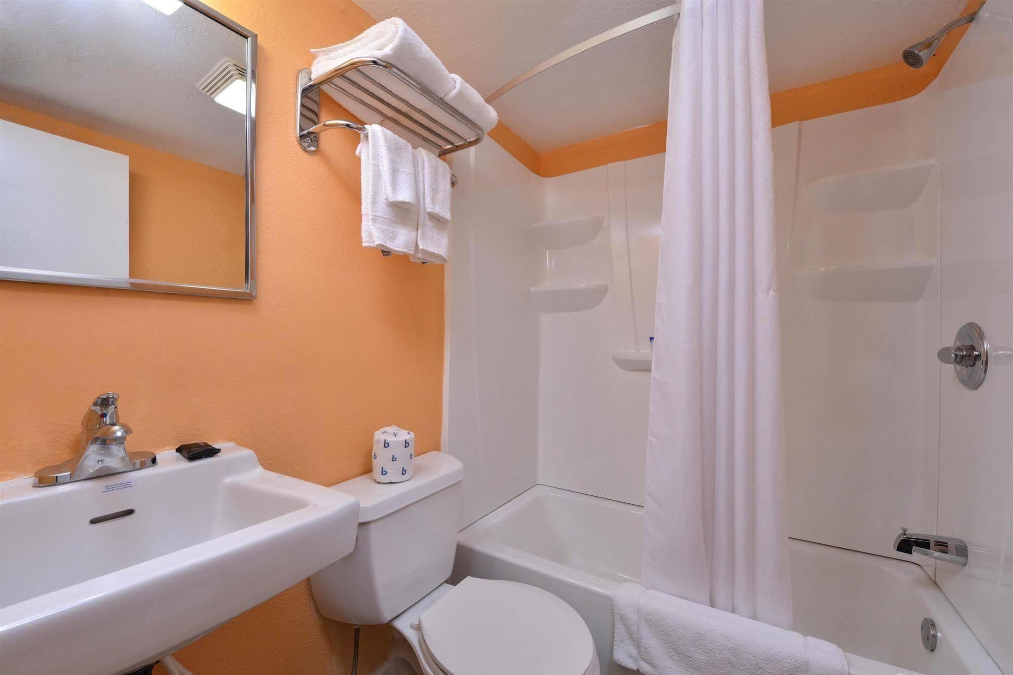 Media Inn & Suites Zewnętrze zdjęcie